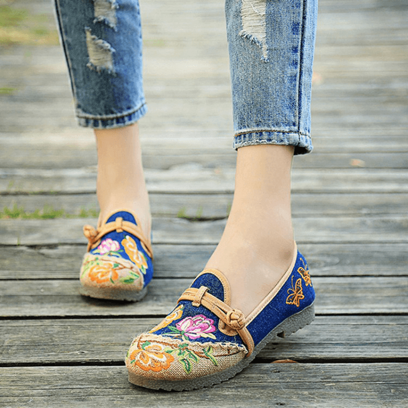 Chinese Flower Embroidered Retro Slip on Flat round Toe Shoes