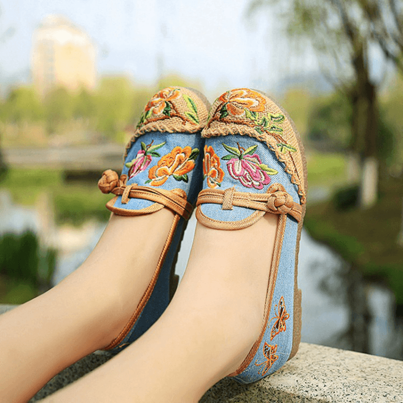 Chinese Flower Embroidered Retro Slip on Flat round Toe Shoes