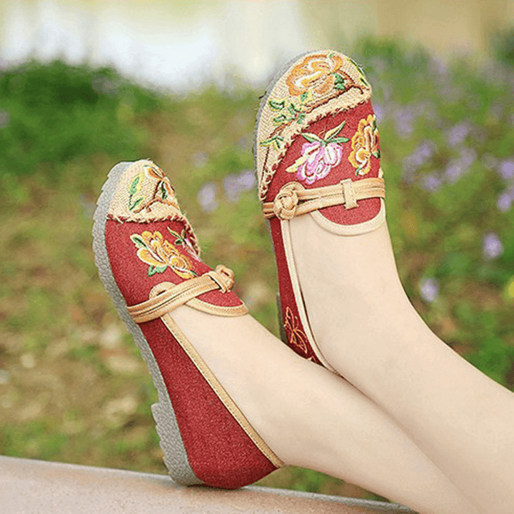 Chinese Flower Embroidered Retro Slip on Flat round Toe Shoes