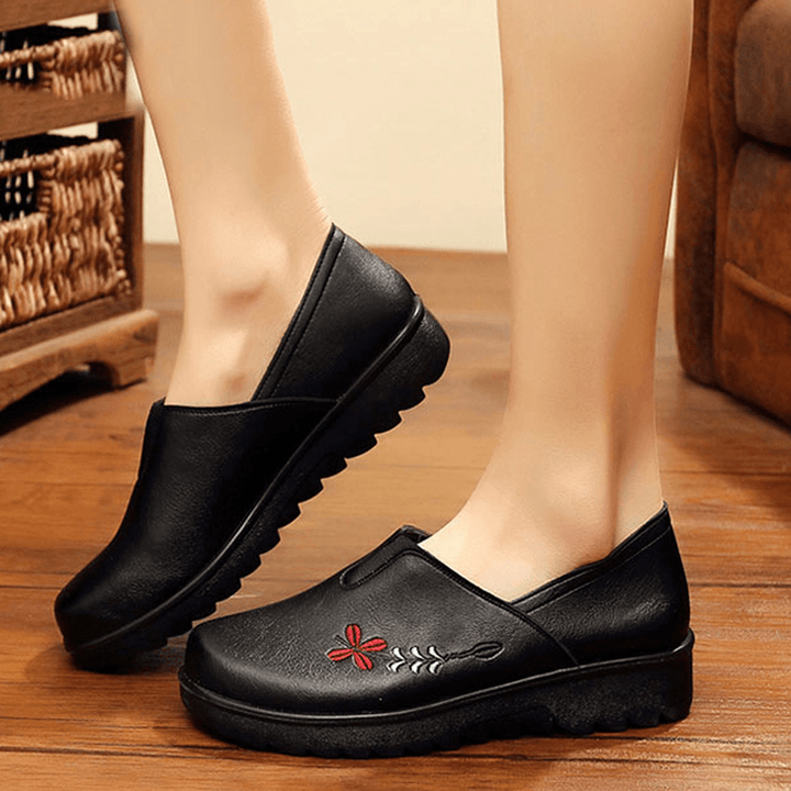 Embroidery Soft Sole Casual Shoe Comfy Slip on Flat Loafers for Women