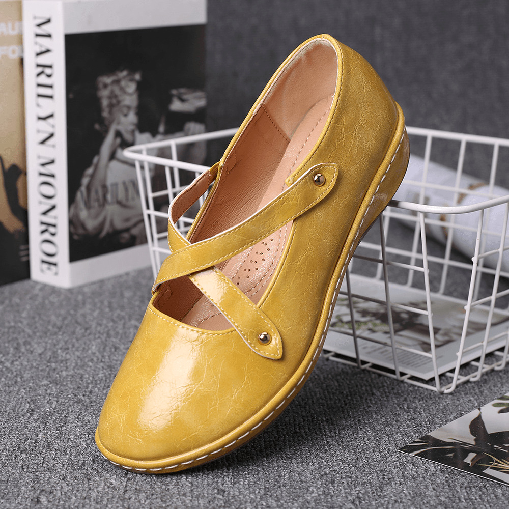 LOSTISY Women Cross Strap Solid Color Casual Comfy Flats