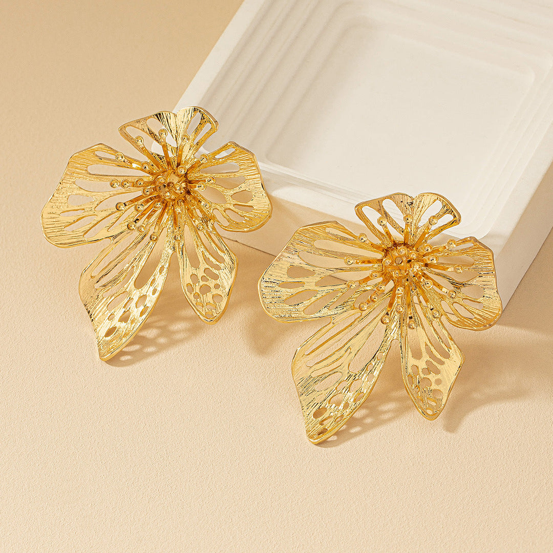 Luxurious White Floral Zinc Alloy Drop Earrings