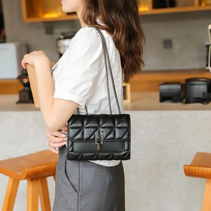 Chic Leather Chain Shoulder Bag